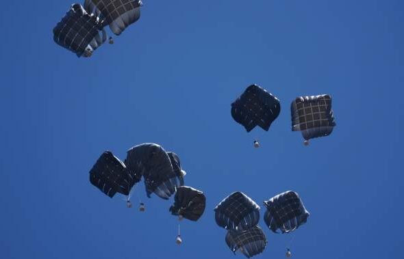 palestinian-aid-drop-gaza.jpg